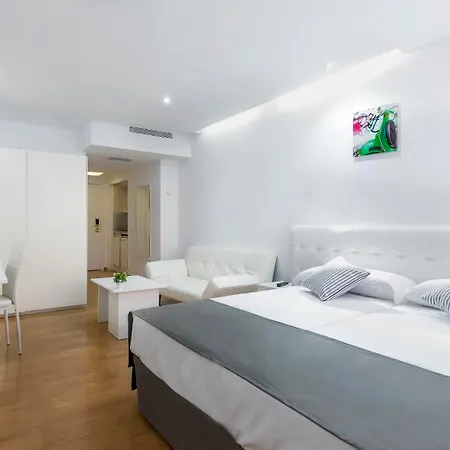 Hotel Boutique Urban Madrid Genova-3